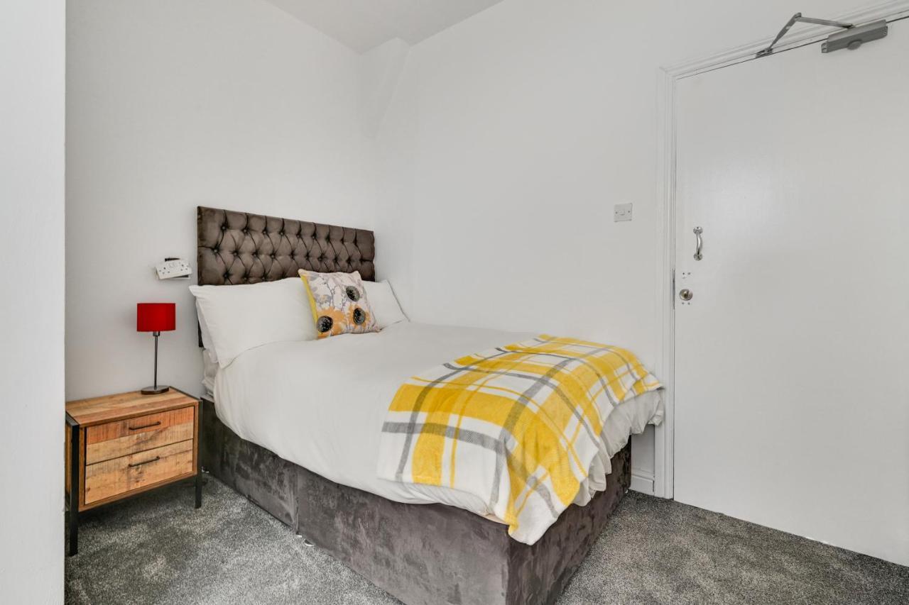 Oyo Albert View Salford  Ngoại thất bức ảnh